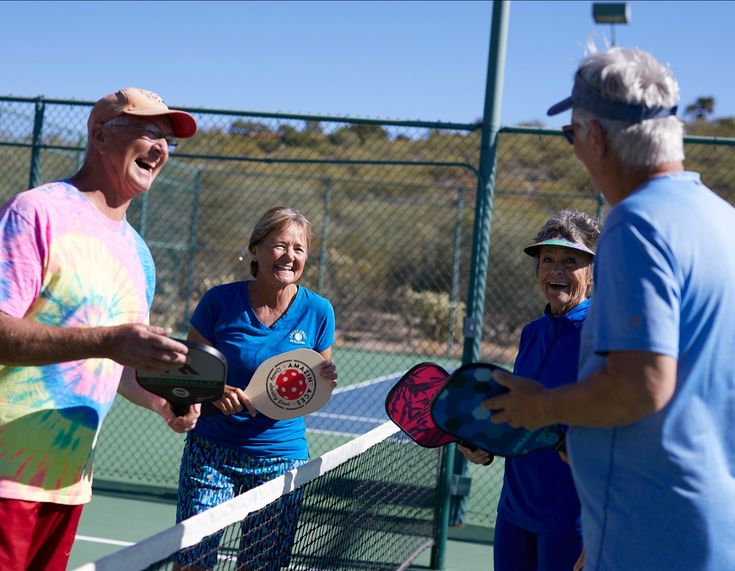 Người cao tuổi chơi Pickleball và những câu hỏi liên quan