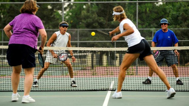 Người cao tuổi chơi Pickleball và những câu hỏi liên quan