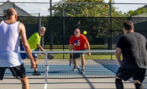 Người cao tuổi chơi Pickleball và những câu hỏi liên quan