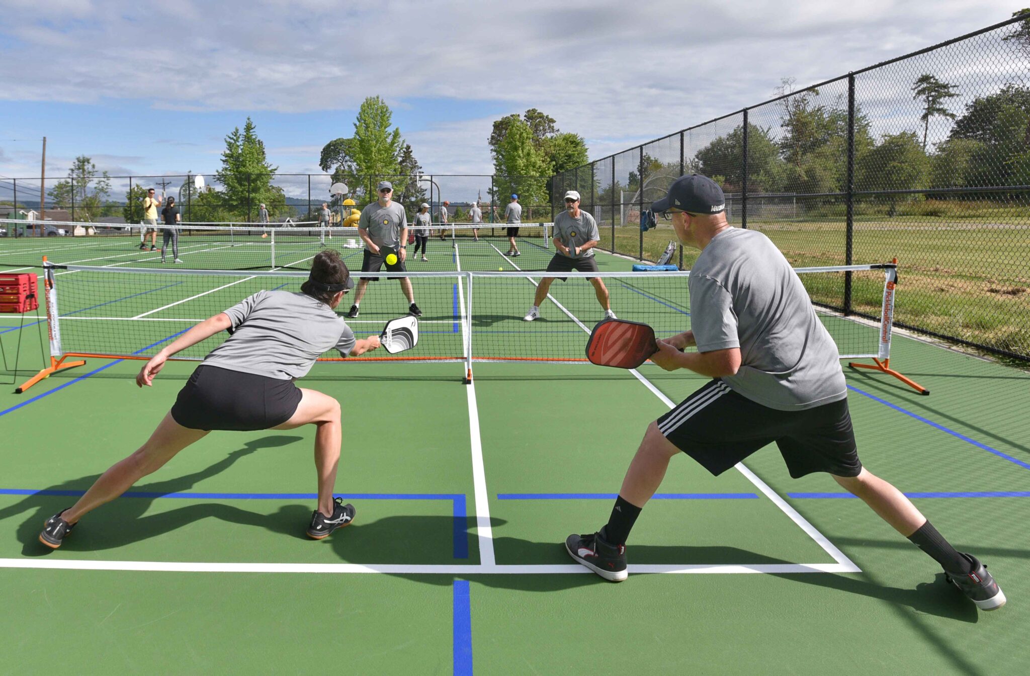 Ưu nhược điểm giữa lối chơi Pickleball ngoài trời và trong nhà