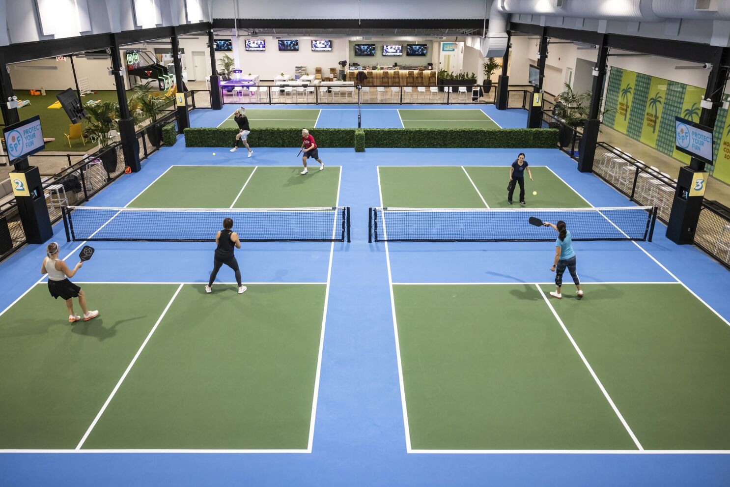 Ưu nhược điểm giữa lối chơi Pickleball ngoài trời và trong nhà