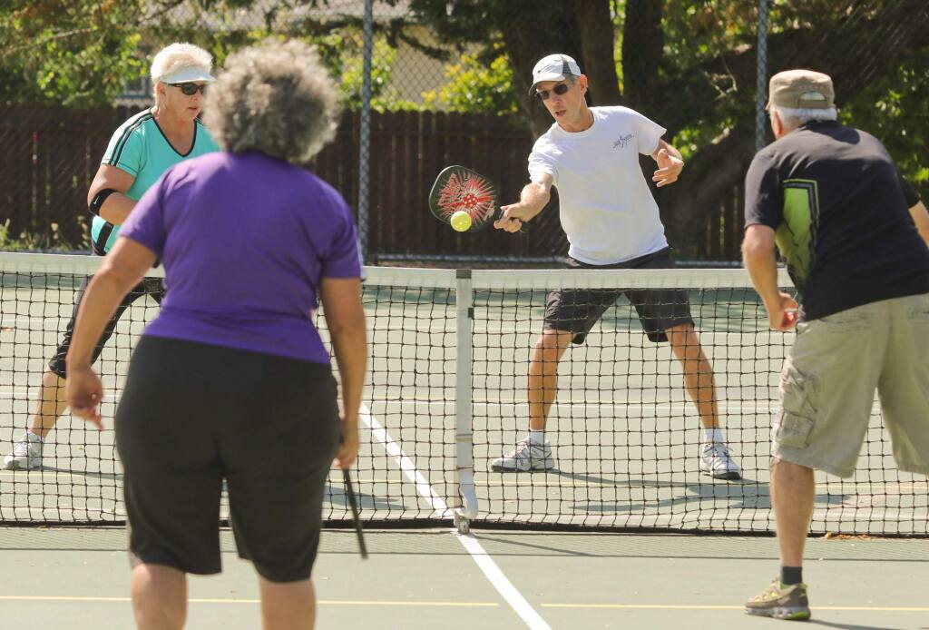 Tổng hợp những câu hỏi của người chơi pickleball lớn tuổi về đầu gối