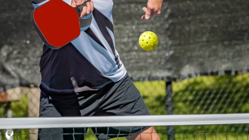 Làm sao giữ bóng thấp trong pickleball 