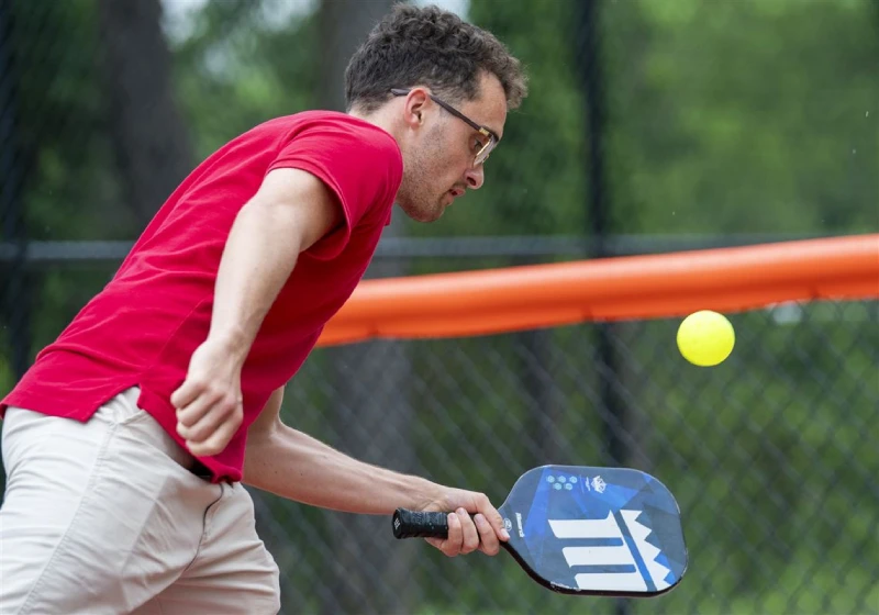 Làm sao giữ bóng thấp trong pickleball 