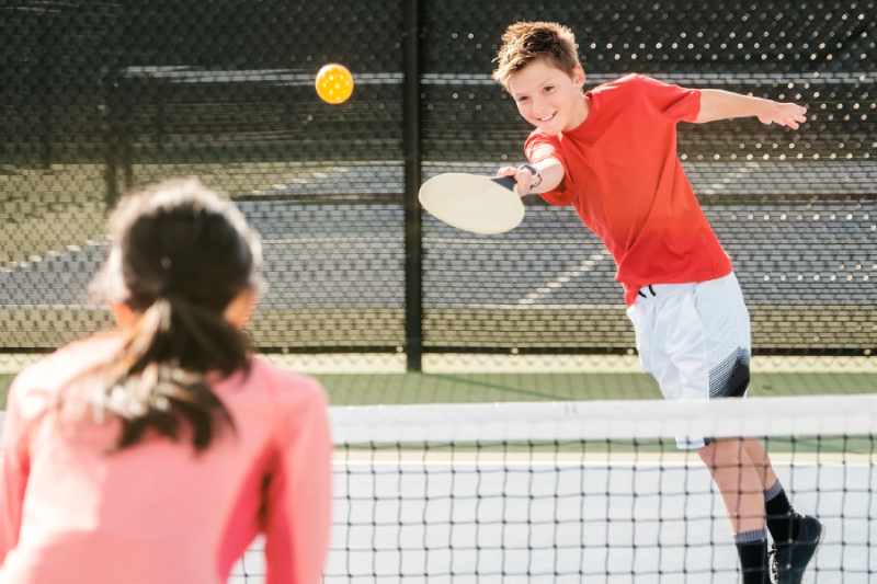 Hướng dẫn trẻ em chơi Pickleball đúng cách phụ huynh nên biết