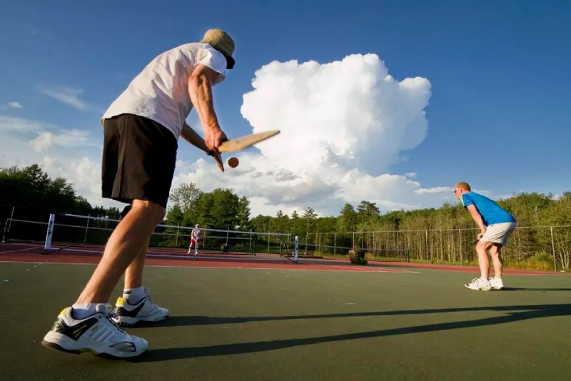 Hướng dẫn giao bóng Pickleball đúng kỹ thuật và hiệu quả Hướng dẫn giao bóng Pickleball đúng kỹ thuật và hiệu quả