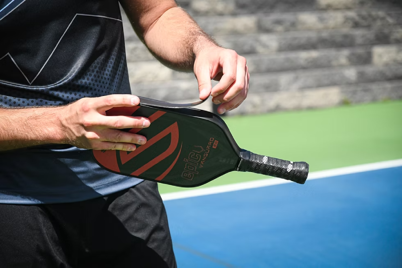 Hướng dẫn cách gắn chì vợt pickleball chi tiết dễ thực hiện