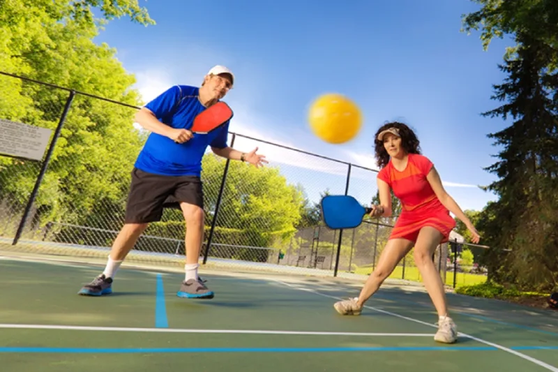 Có nên đánh mạnh khi gặp bóng slice trong pickleball Có nên đánh mạnh khi gặp bóng slice trong pickleball